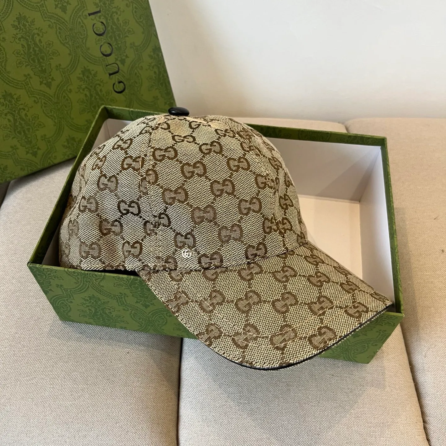 P60 Gucci Baseball Cap♥️GUCCI🧢New product from the official website, baseball cap, original quality, very popular 🔥🎩 The craftsmanship is very exquisite, high-end and classy! Low-key luxury, easy to carry! Running volume!