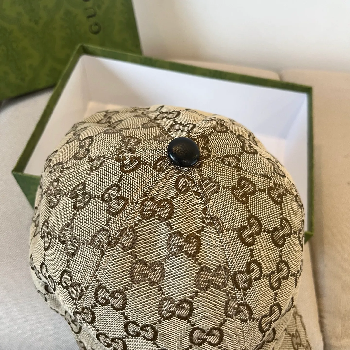 P60 Gucci Baseball Cap♥️GUCCI🧢New product from the official website, baseball cap, original quality, very popular 🔥🎩 The craftsmanship is very exquisite, high-end and classy! Low-key luxury, easy to carry! Running volume!