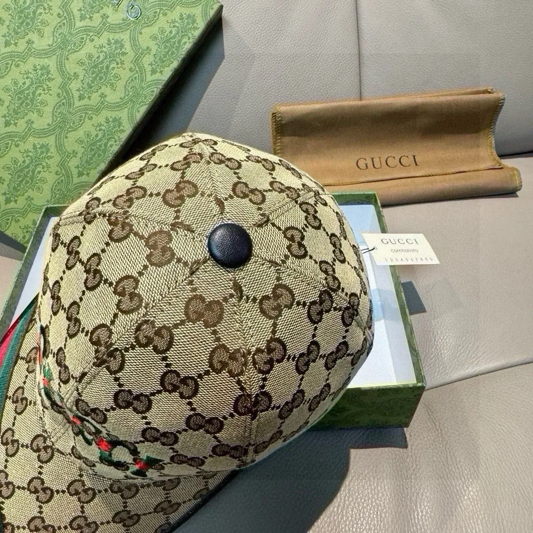 P90, Gucci's new original baseball cap, 1:1 mold customization, heavy embroidery, details comparable to those at counters, original canvas fabric + first-layer cowhide, great quality! The first choice for handsome men and beautiful women, fashionable and versatile. The basic head circumference is 56cm, and the patch is adjustable.