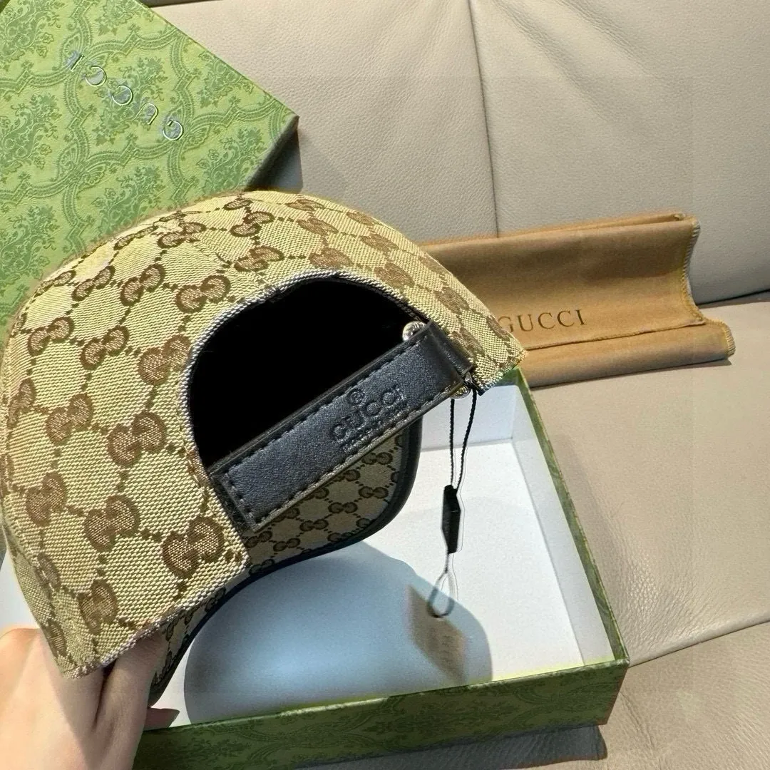 P90, Gucci's new original baseball cap, 1:1 mold customization, heavy embroidery, details comparable to those at counters, original canvas fabric + first-layer cowhide, great quality! The first choice for handsome men and beautiful women, fashionable and versatile. The basic head circumference is 56cm, and the patch is adjustable.
