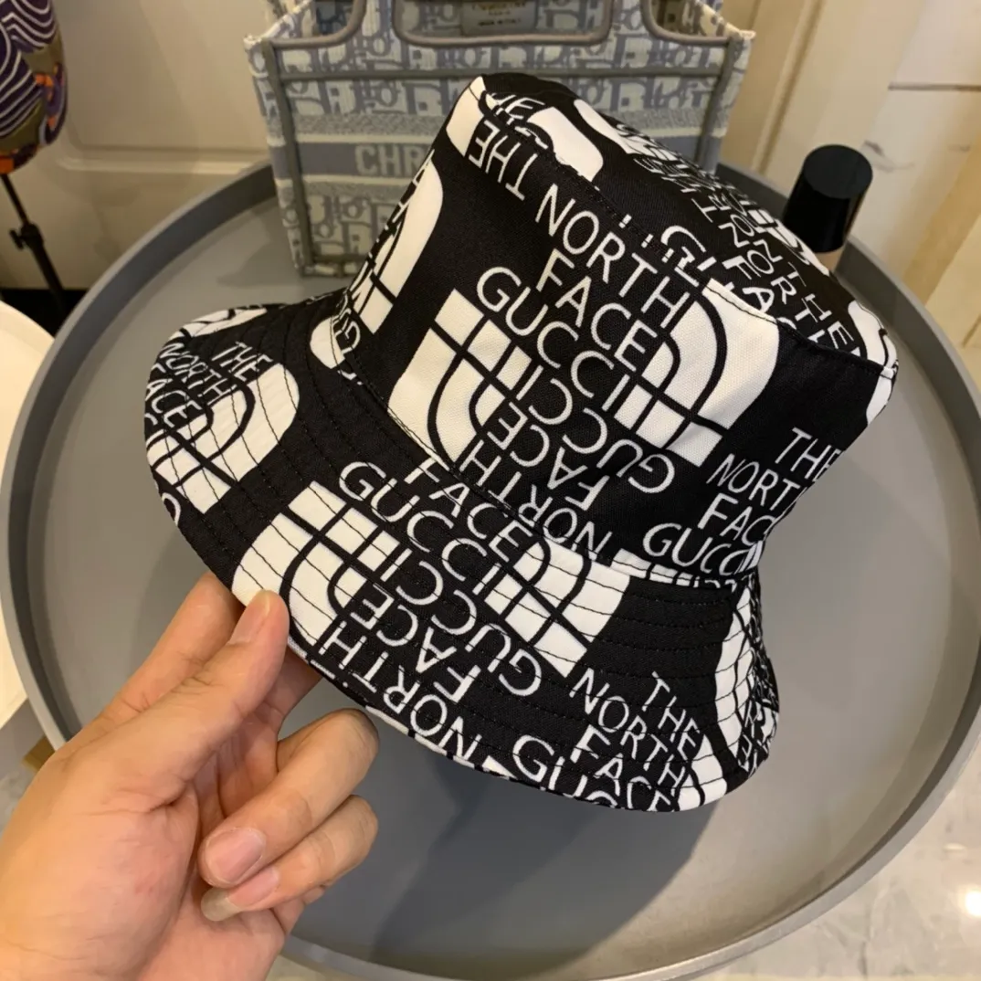 p80 GucciX TNF The North Face co-branded bucket hat. Nylon double-sided fisherman hat, which can be switched at will. It is listed as Gucci’s classic double-sided fisherman hat. The joint logo design is fashionable! Suitable for young and fashionable matching styles