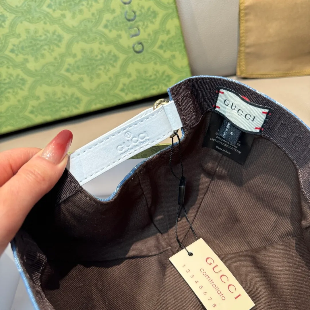 P90, Gucci (Gucci) new original baseball cap, large double G leather, best-selling model at the counter, 1:1 mold customization, original canvas fabric + first-layer cowhide, fashionable and handsome! The quality is great, the basic head circumference is 56cm, and the patch is adjustable.