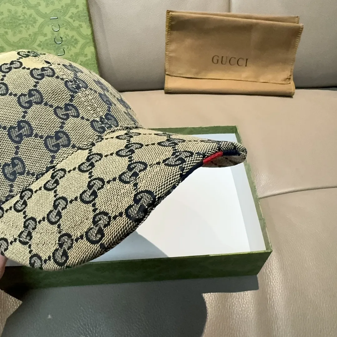 P90 original version shipped!   , Gucci (Gucci) latest original baseball cap, wide webbing. 1:1 mold opening and customization at the counter, the highest version, original canvas fabric + first-layer cowhide, light and breathable! Photographed in real life, suitable for men and women in all seasons, basic head circumference 56cm, adjustable patches.