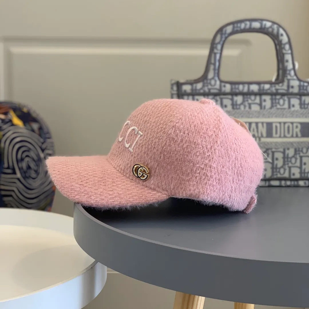 P80 GUCCI rabbit down baseball cap. The same solid color knitted hat as the star, with delicate and soft texture and thick fabric!