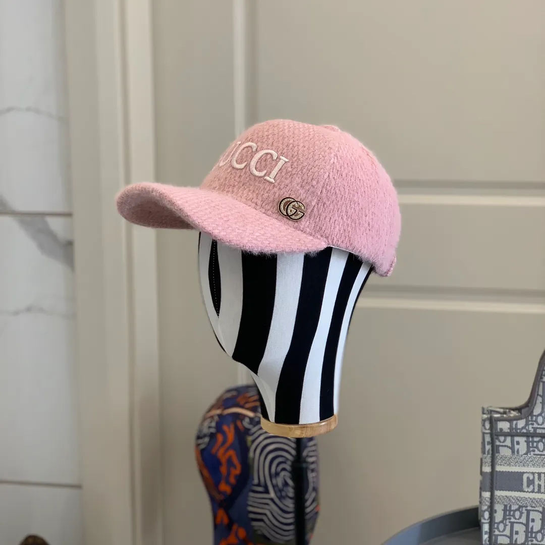 P80 GUCCI rabbit down baseball cap. The same solid color knitted hat as the star, with delicate and soft texture and thick fabric!