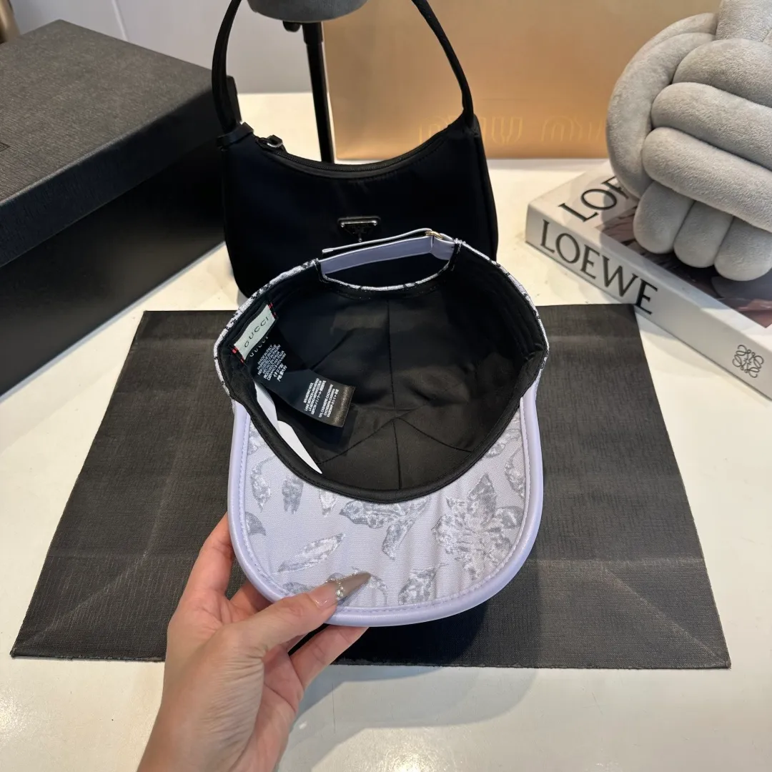 P56 Gucci Baseball Cap♥️GUCCI🧢New product from the official website, baseball cap, original quality, hot arrival 🔥🎩 The craftsmanship is very exquisite, high-end and classy! Low-key luxury, easy to carry! Running volume!