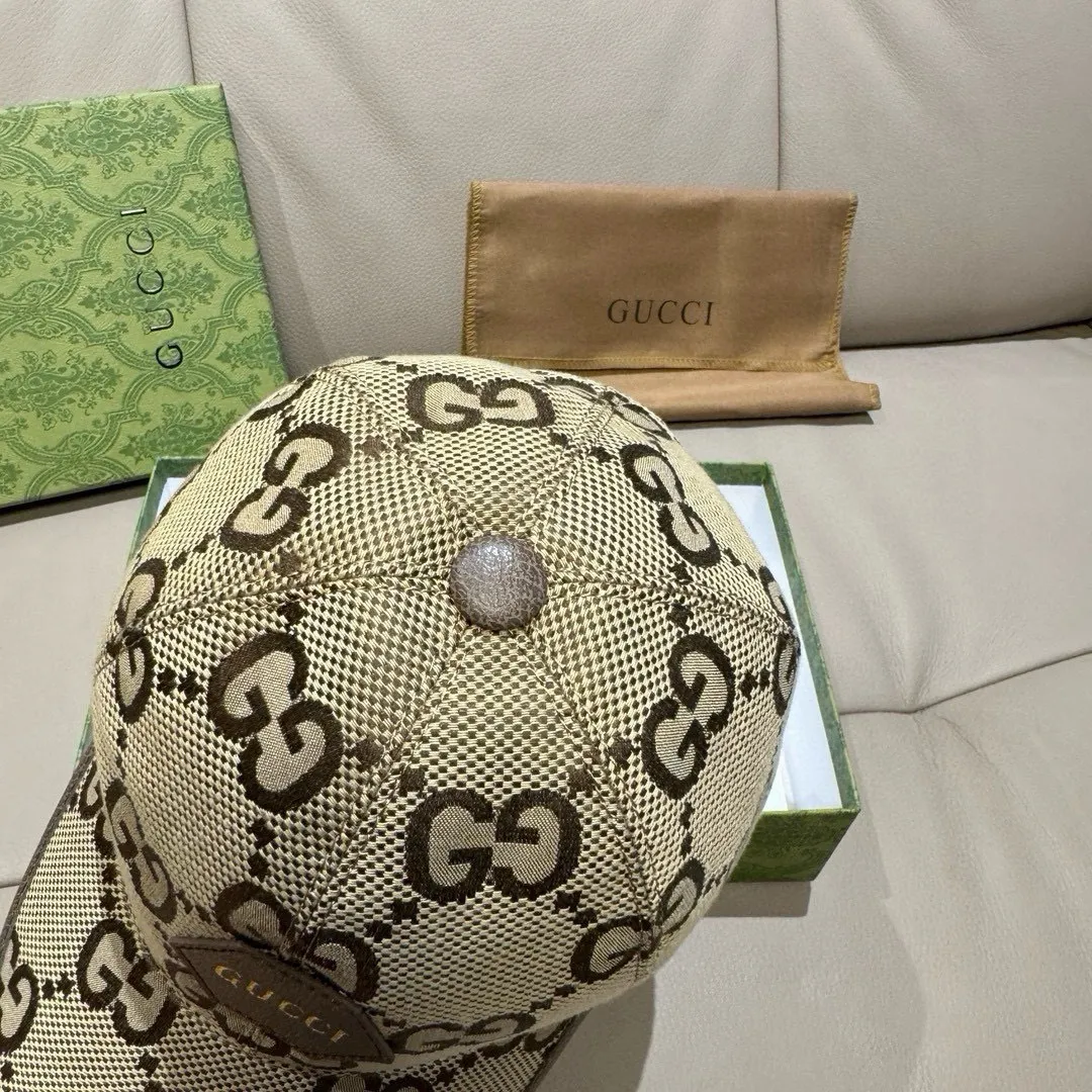 P90., Gucci (Gucci) new original baseball cap, Gucci hot stamping, the latest model at the counter, 1:1 custom mold opening, genuine mold opening, original canvas fabric + first layer of cowhide, original quality! The quality is great, the basic head circumference is 56cm, and the patch is adjustable.