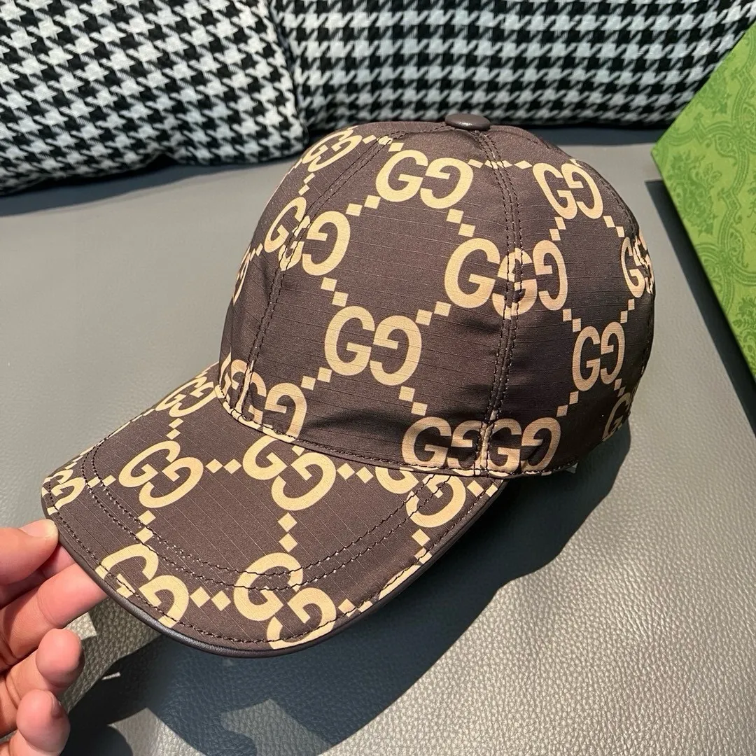 P90 new model shipped from the official website, Gucci's latest original baseball cap, large double G, 1:1 mold customization at the counter, perfect alignment, original canvas fabric + first-layer cowhide, light and breathable! The basic head circumference is 56cm, and the patch is adjustable.