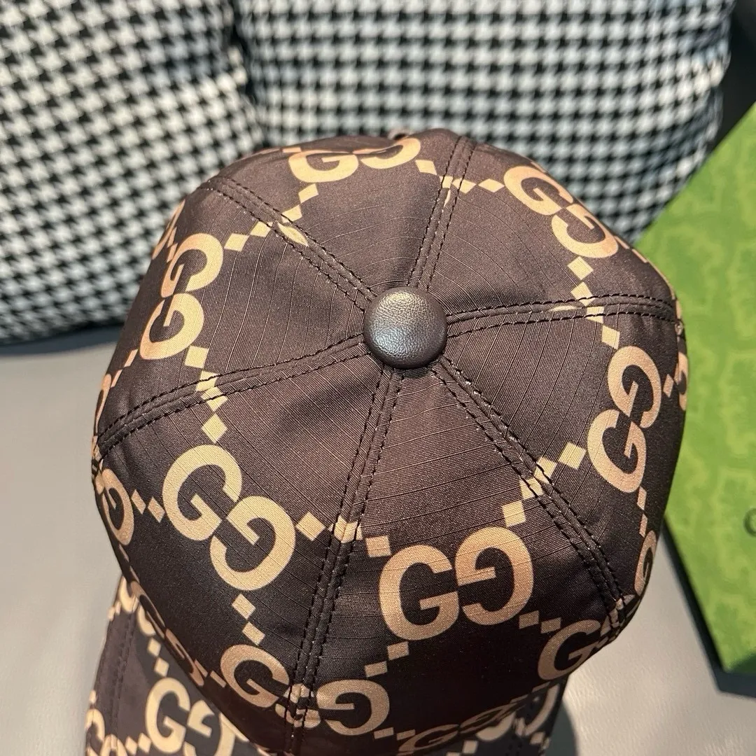 P90 new model shipped from the official website, Gucci's latest original baseball cap, large double G, 1:1 mold customization at the counter, perfect alignment, original canvas fabric + first-layer cowhide, light and breathable! The basic head circumference is 56cm, and the patch is adjustable.