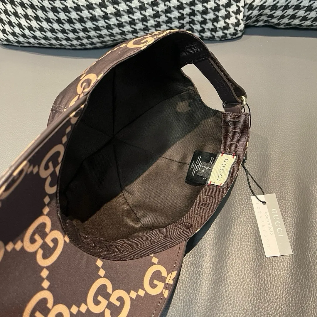 P90 new model shipped from the official website, Gucci's latest original baseball cap, large double G, 1:1 mold customization at the counter, perfect alignment, original canvas fabric + first-layer cowhide, light and breathable! The basic head circumference is 56cm, and the patch is adjustable.
