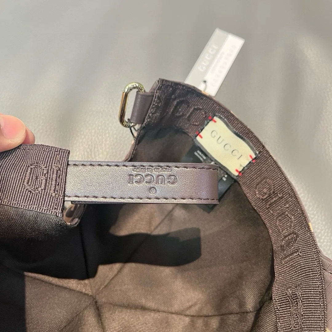 P90 new model shipped from the official website, Gucci's latest original baseball cap, large double G, 1:1 mold customization at the counter, perfect alignment, original canvas fabric + first-layer cowhide, light and breathable! The basic head circumference is 56cm, and the patch is adjustable.
