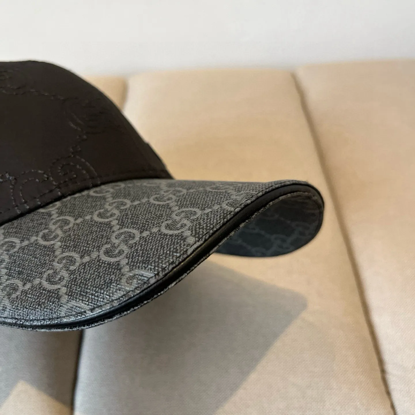 P60 Gucci Baseball Cap♥️GUCCI🧢New product from the official website, baseball cap, original quality, very popular 🔥🎩 The craftsmanship is very exquisite, high-end and classy! Low-key luxury, easy to carry! Running volume!