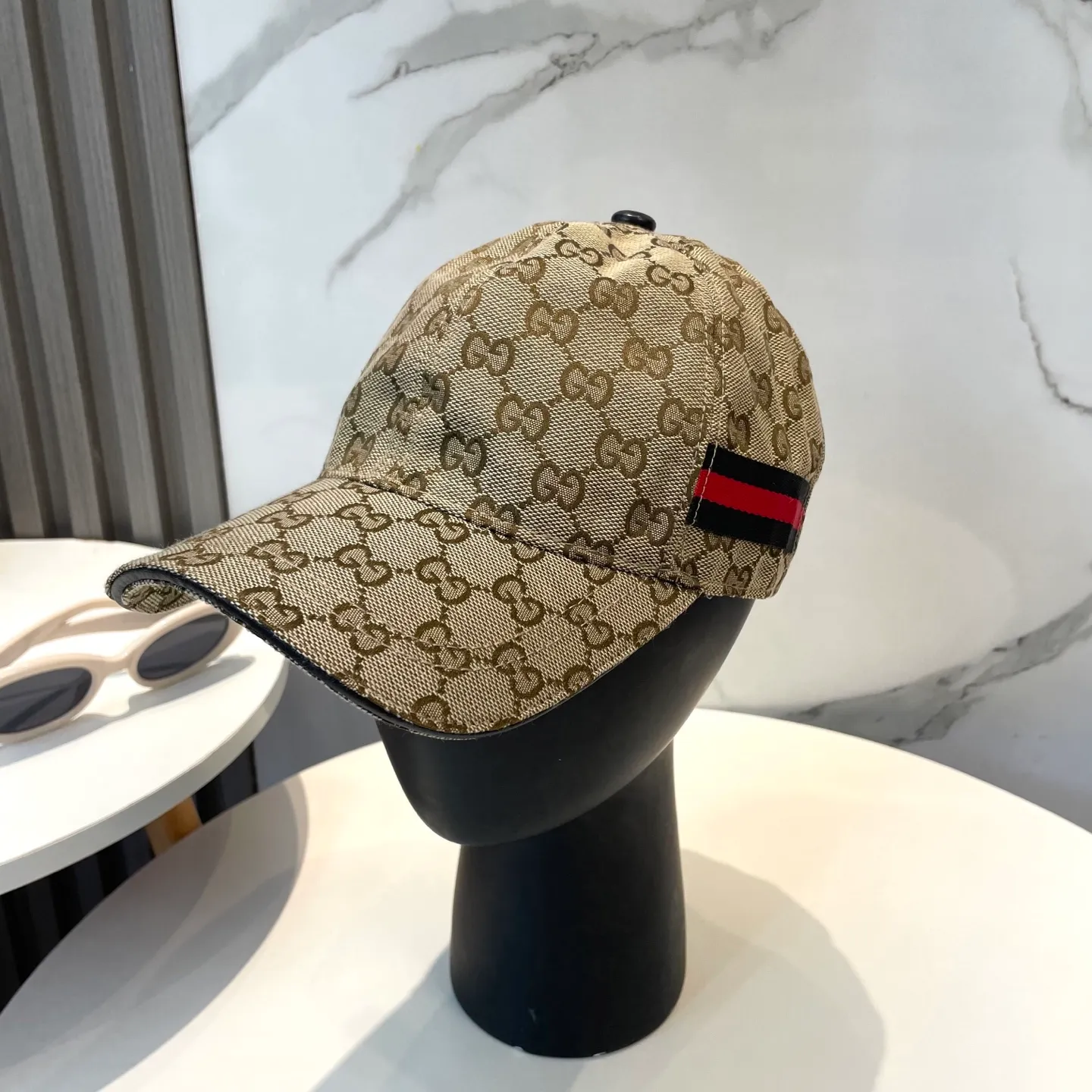 P60 Gucci (Gucci) classic original baseball cap😍Customized with 1:1 mold opening at the counter, the highest version, the original canvas is light and breathable! Photographed in real life, suitable for men and women in all seasons, basic head circumference 56cm, adjustable patches.