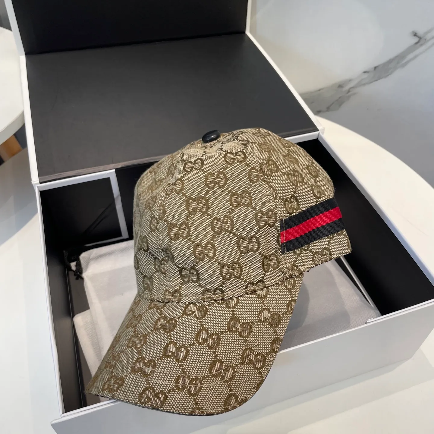 P60 Gucci (Gucci) classic original baseball cap😍Customized with 1:1 mold opening at the counter, the highest version, the original canvas is light and breathable! Photographed in real life, suitable for men and women in all seasons, basic head circumference 56cm, adjustable patches.
