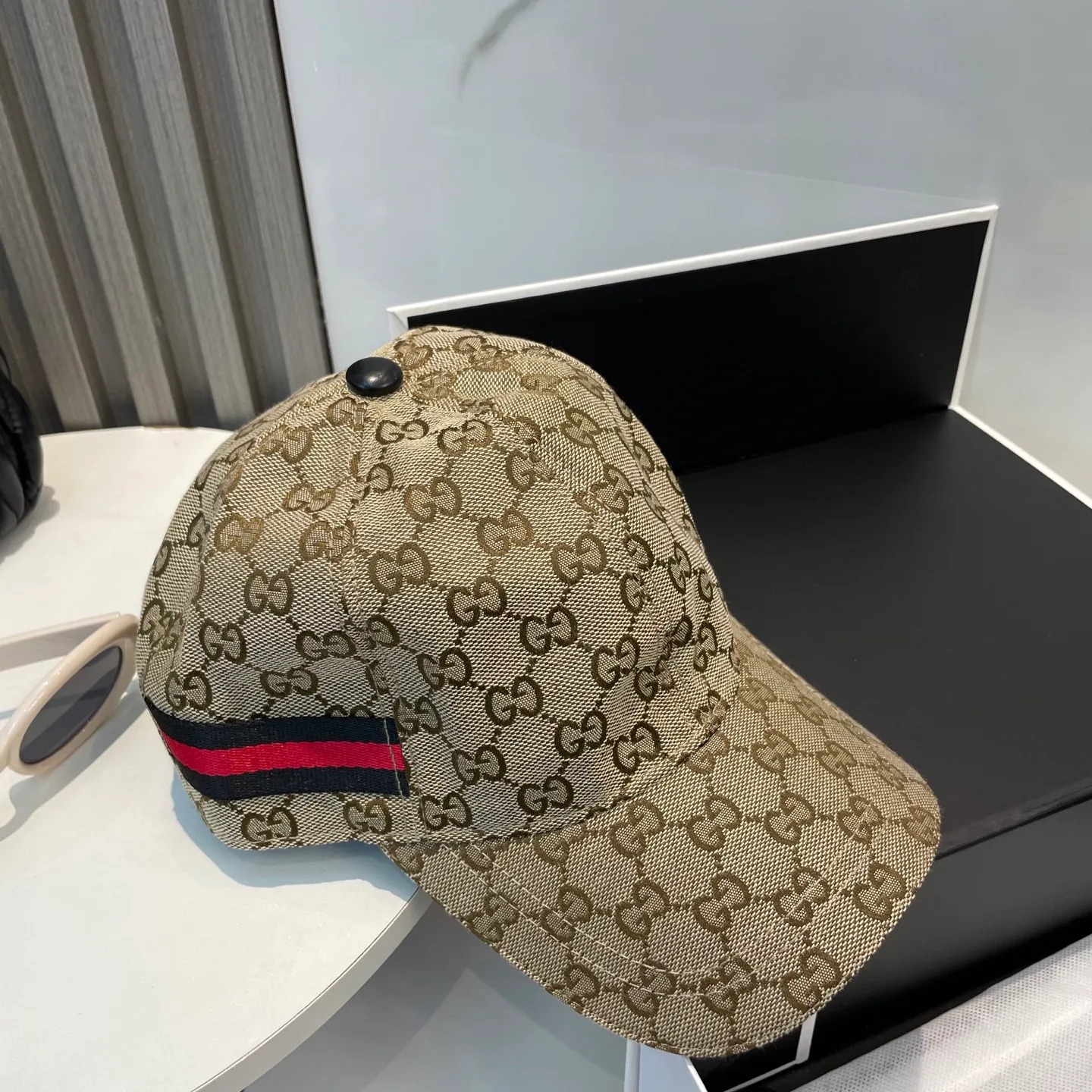 P60 Gucci (Gucci) classic original baseball cap😍Customized with 1:1 mold opening at the counter, the highest version, the original canvas is light and breathable! Photographed in real life, suitable for men and women in all seasons, basic head circumference 56cm, adjustable patches.