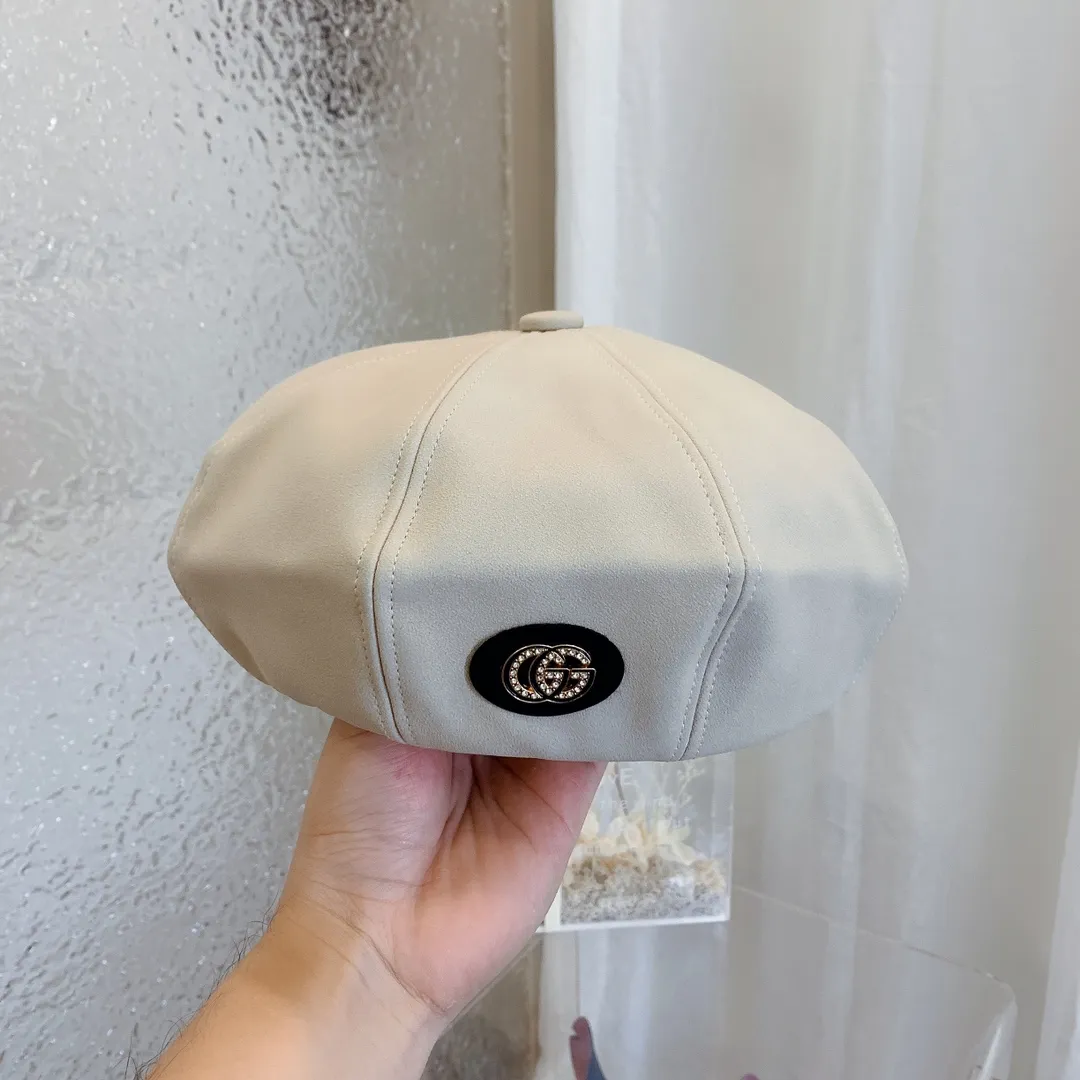 P80 Gucci's new frosted leather octagonal beret is the most essential and versatile item for early autumn, full of literary style! Casual and casual, wearing your hair casually, with the blessing of an octagonal hat, your look is instantly effective! Even if I'm lazy and don't wash my hair occasionally, Bailey is also my best partner!
