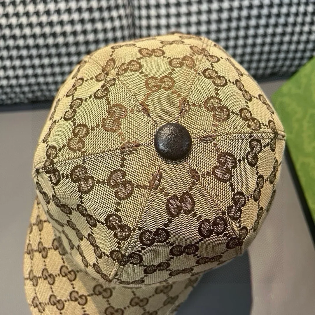 p90 ten thousand year classic model shipped!   , Gucci (Gucci) classic original baseball cap 😍😍 small gold embroidery, 1:1 mold opening and customization at the counter, the highest version, original canvas + first-layer cowhide, pure cotton lining, light and breathable! Photographed in real life, suitable for men and women in all seasons, basic head circumference 56cm, adjustable patches.