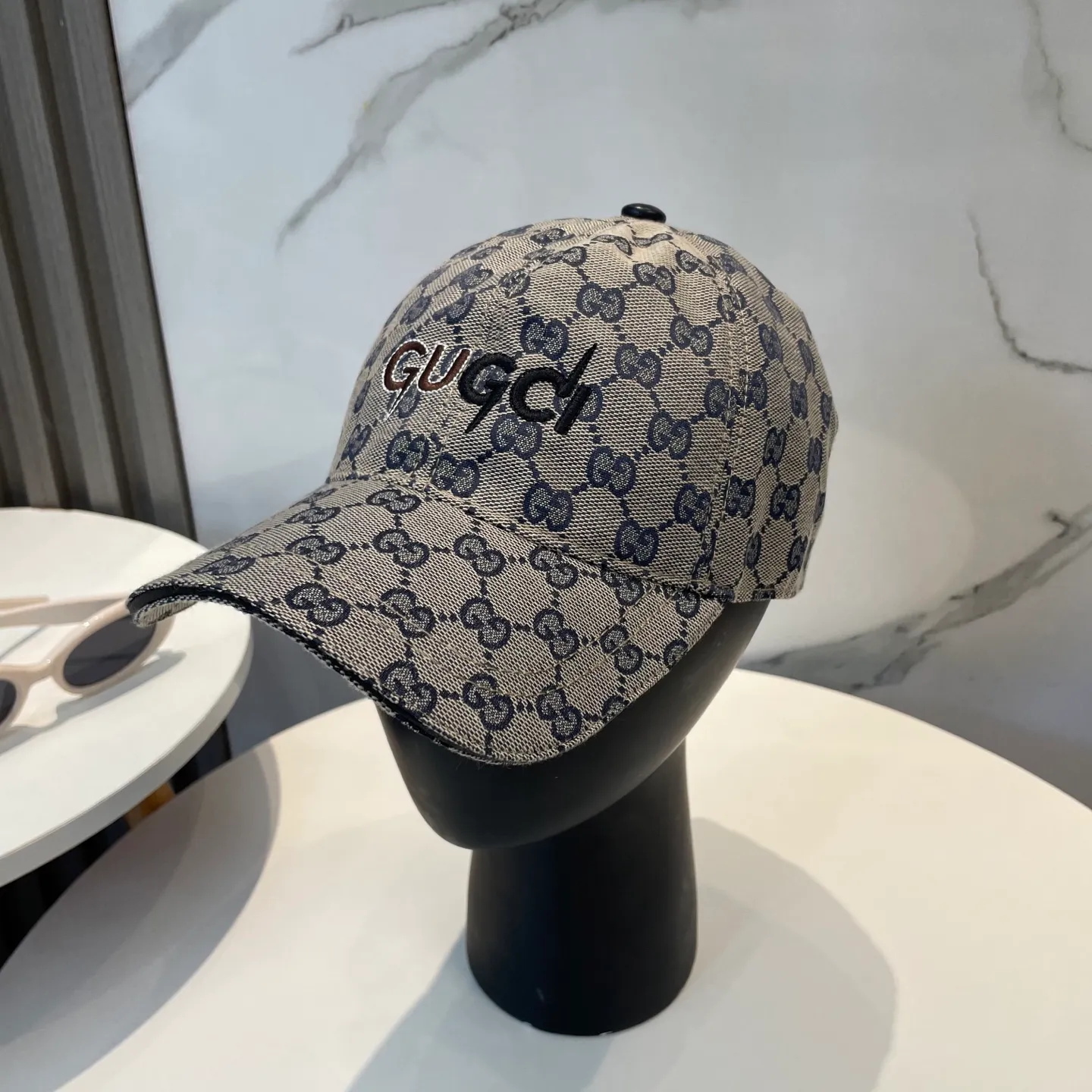 P60 Gucci (Gucci) classic original baseball cap😍Customized with 1:1 mold opening at the counter, the highest version, the original canvas is light and breathable! Photographed in real life, suitable for men and women in all seasons, basic head circumference 56cm, adjustable patches.