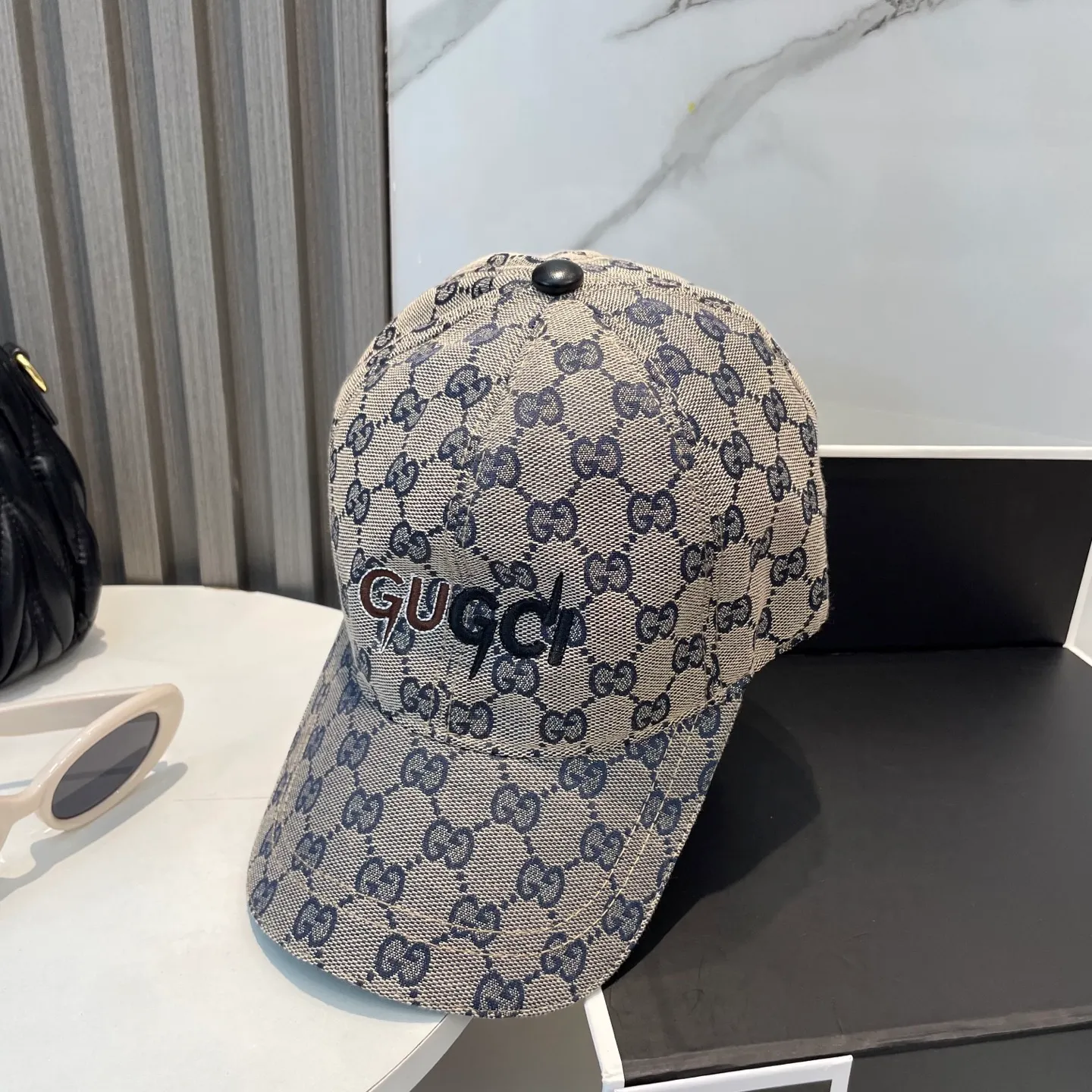 P60 Gucci (Gucci) classic original baseball cap😍Customized with 1:1 mold opening at the counter, the highest version, the original canvas is light and breathable! Photographed in real life, suitable for men and women in all seasons, basic head circumference 56cm, adjustable patches.