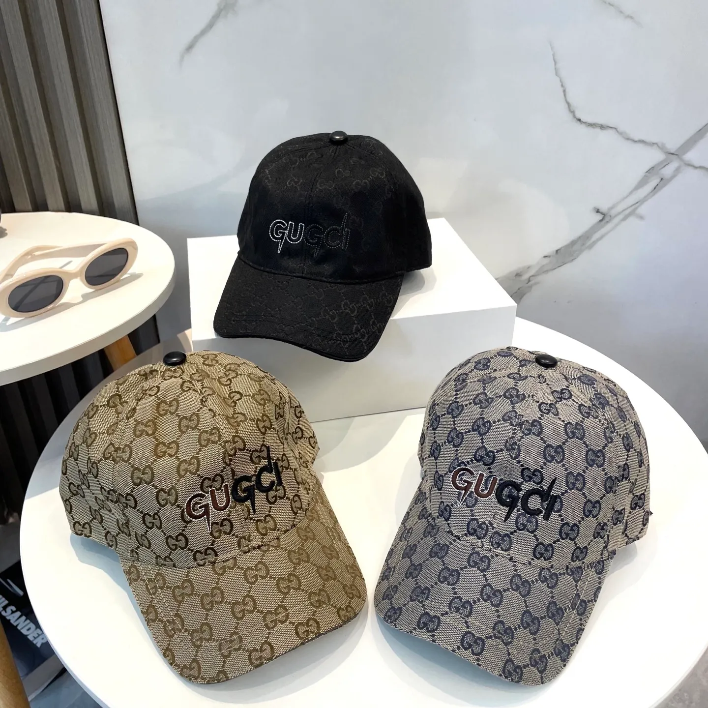 P60 Gucci (Gucci) classic original baseball cap😍Customized with 1:1 mold opening at the counter, the highest version, the original canvas is light and breathable! Photographed in real life, suitable for men and women in all seasons, basic head circumference 56cm, adjustable patches.