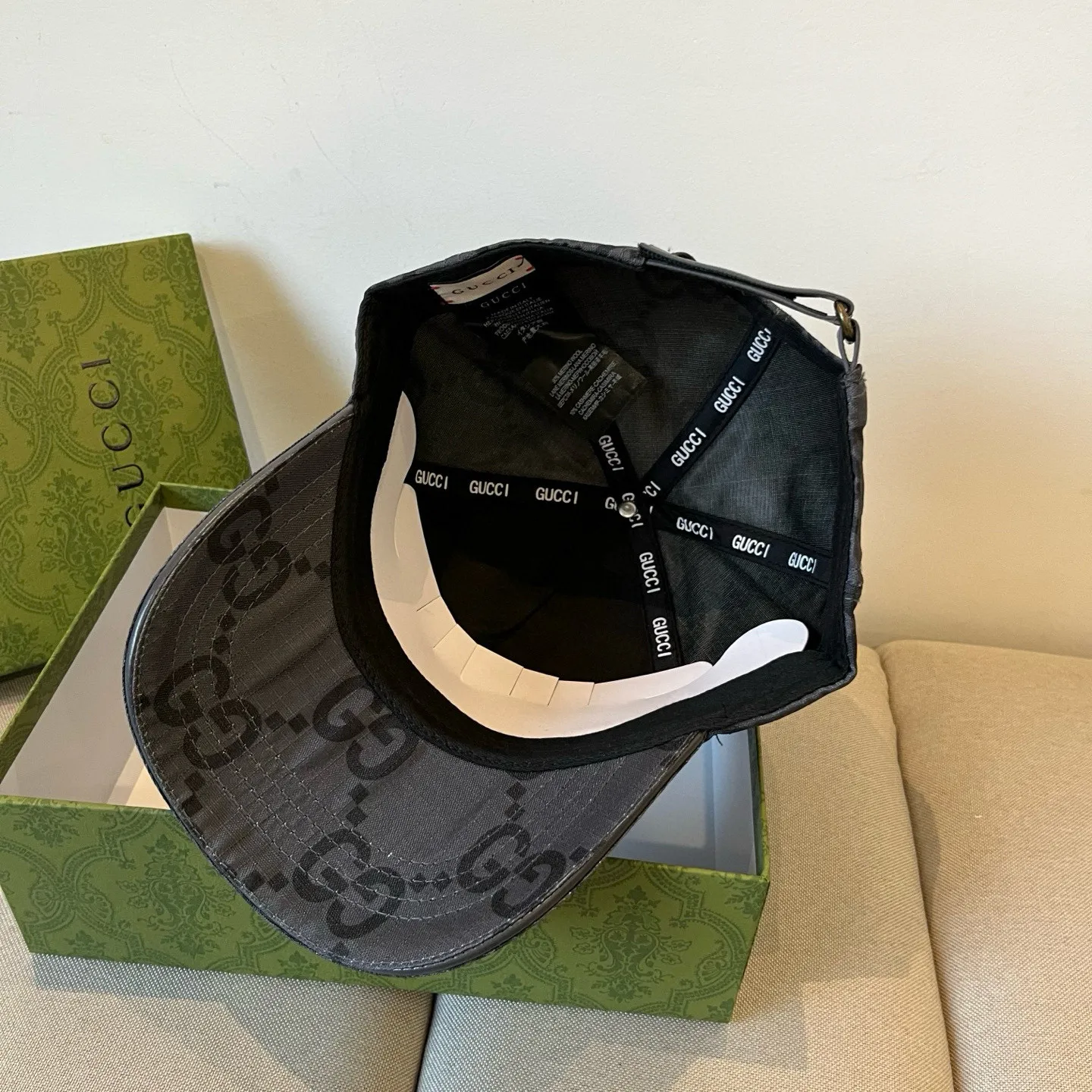 P60 Gucci Baseball Cap♥️GUCCI🧢New product from the official website, baseball cap, original quality, very popular 🔥🎩 The craftsmanship is very exquisite, high-end and classy! Low-key luxury, easy to carry! Running volume!