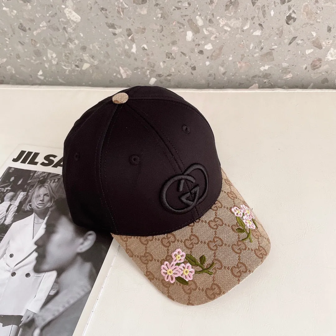 P60 Gucci Gucci high-end mesh hat! The latest model! Fashion trend, high-end workmanship! Every hat is made with care! Extraordinary quality, details are also very important. Genuine leather cap nails, genuine leather adjustment strap! Classic jacquard fabric paired with original mesh and pure cotton sweatband, more breathable, sweat-absorbent and sun-protective.