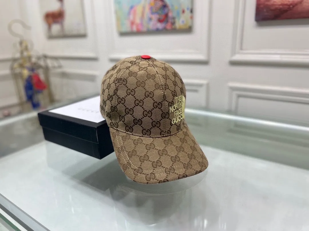 🉐100 Comes with box bag, new original Gucci baseball cap, North Face embroidery! Counter 1:1, imported canvas + first-layer cowhide, popular for purchasing, versatile style for men and women, great quality! The basic head circumference is 56cm, and the patch is adjustable.