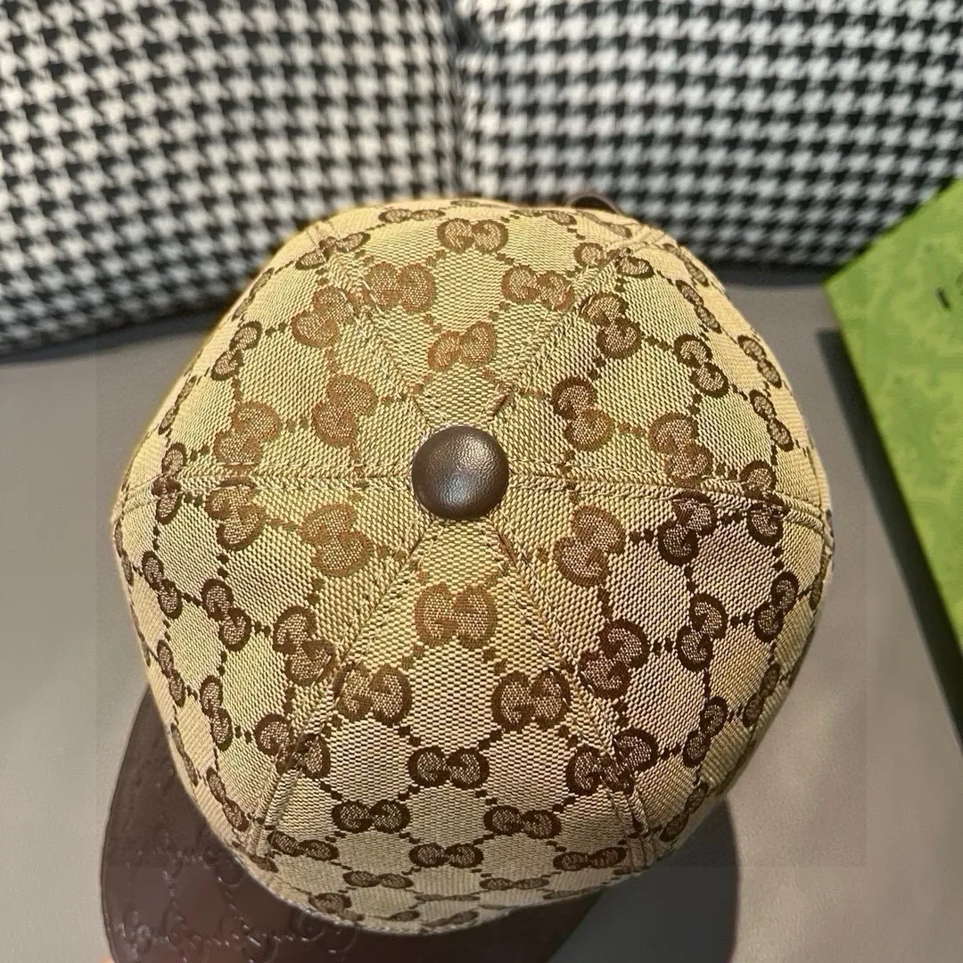 P90, Gucci (Gucci) classic original baseball cap, small double G cowhide stitching, 1:1 mold customization, excellent quality! The brim is embossed with first-layer cowhide, the quality is excellent! Basic head circumference 56, adjustable patch, five colors in stock, best-selling model!