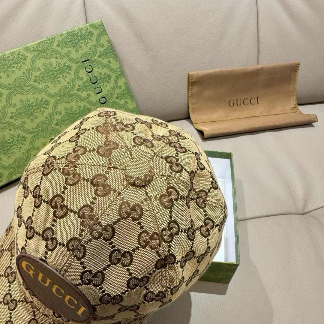 P90., Gucci (Gucci) new original baseball cap, Gucci hot stamping, the latest model at the counter, 1:1 custom mold opening, genuine mold opening, original canvas fabric + first layer of cowhide, original quality! The quality is great, the basic head circumference is 56cm, and the patch is adjustable.
