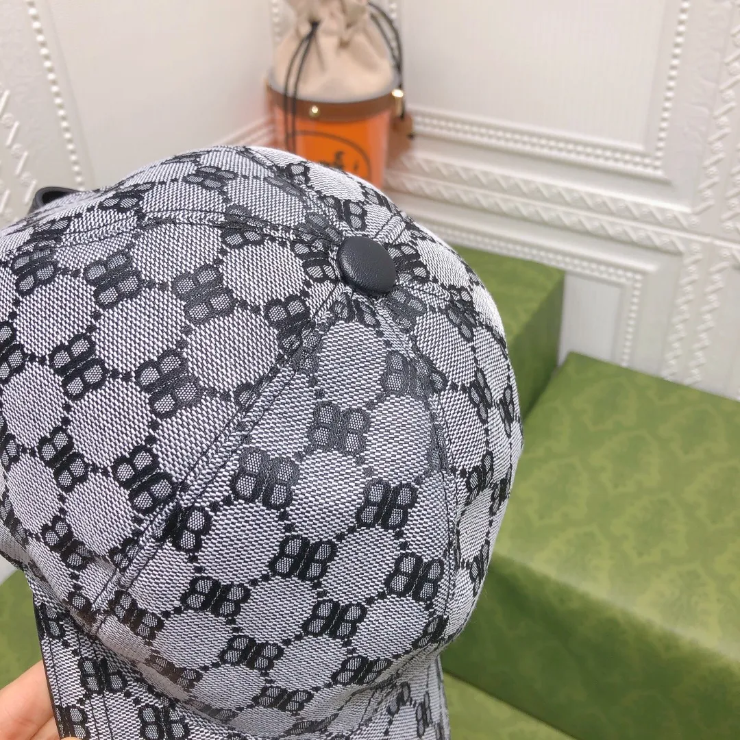 💰100 Gucci (Gucci) new original baseball cap, the latest model at the counter, 1:1 mold customization, genuine mold hardware, original canvas fabric + first-layer cowhide, original quality! The quality is great, the basic head circumference is 56cm, and the patch is adjustable.