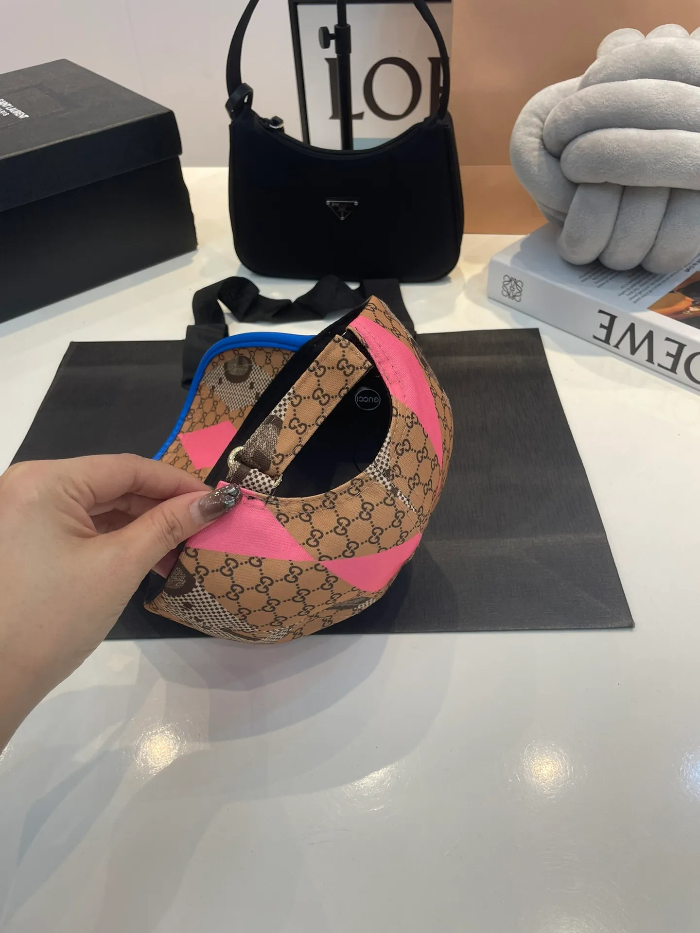 P60 Gucci Baseball Cap♥️GUCCI🧢New product from the official website, baseball cap, original quality, very popular 🔥🎩 The craftsmanship is very exquisite, high-end and classy! Low-key luxury, easy to carry! Running volume