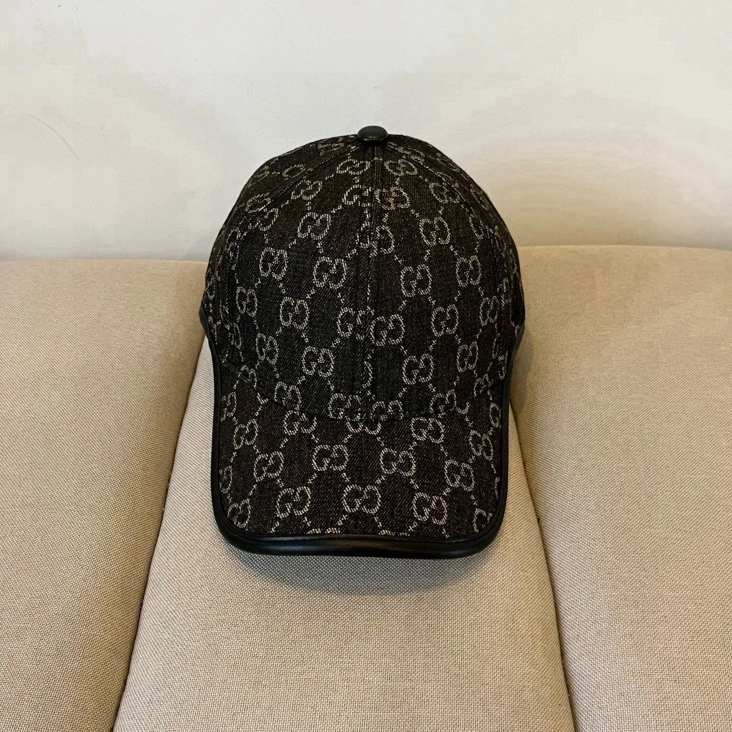 P60 Gucci Baseball Cap♥️GUCCI🧢New product from the official website, baseball cap, original quality, very popular 🔥🎩 The craftsmanship is very exquisite, high-end and classy! Low-key luxury, easy to carry! Running volume!