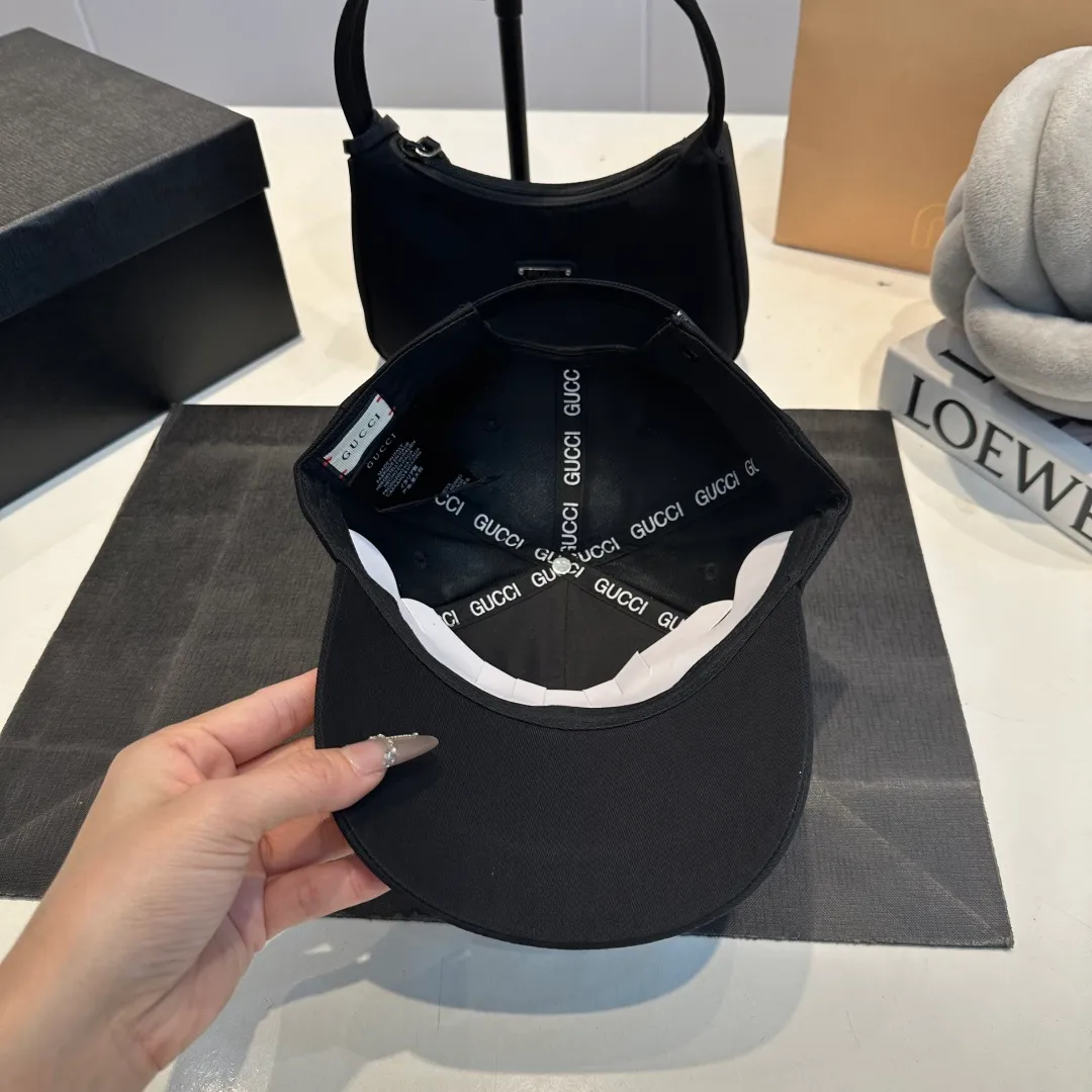P56 Gucci Baseball Cap GUCCI official website new product, baseball cap, original quality is very popular, the workmanship is very exquisite, high-end atmosphere and class! Low-key luxury, easy to carry! Running volume!