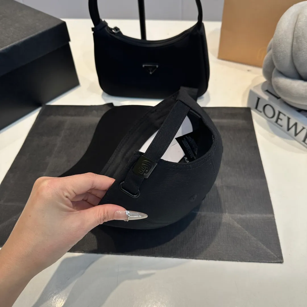 P56 Gucci Baseball Cap GUCCI official website new product, baseball cap, original quality is very popular, the workmanship is very exquisite, high-end atmosphere and class! Low-key luxury, easy to carry! Running volume!