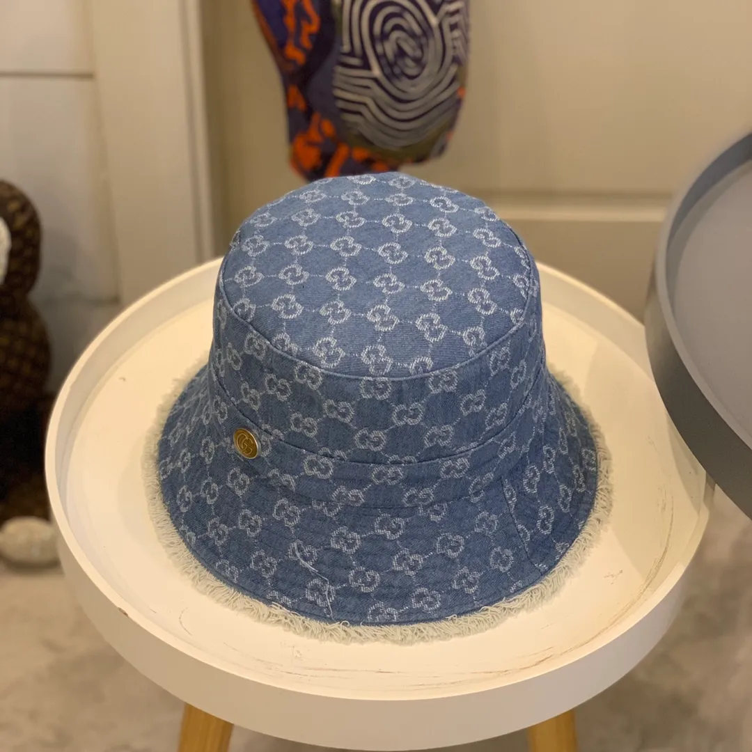 P90 Gucci is a must-have for fashion. It’s a must-have for a small face and no makeup. A good-looking fisherman hat is a must~ You’ll never get tired of printed denim. The small shredded edges highlight the playful and lively look.