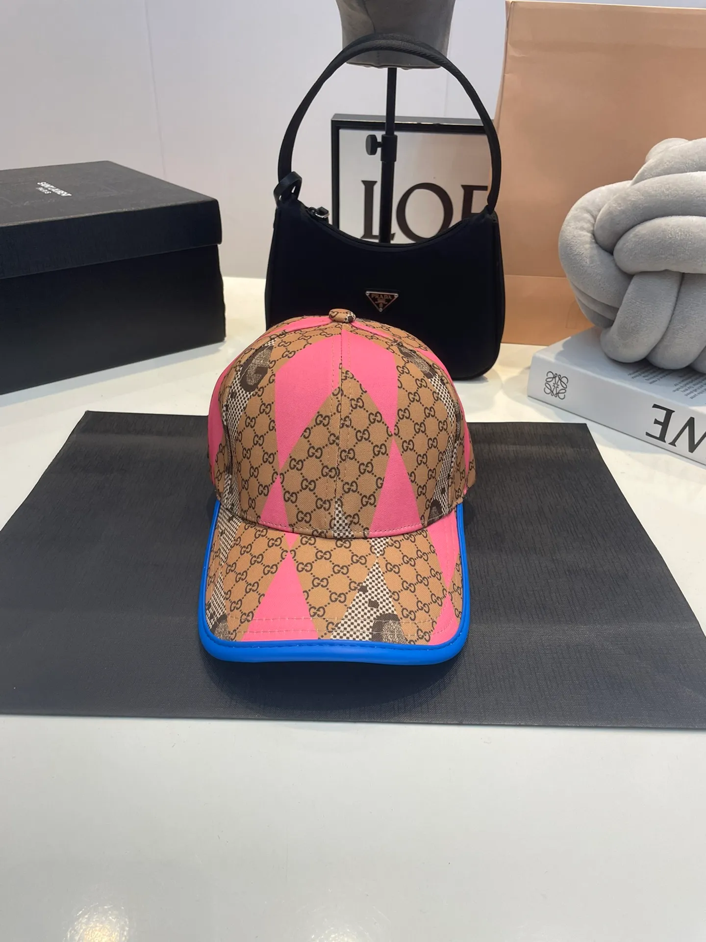 P60 Gucci Baseball Cap♥️GUCCI🧢New product from the official website, baseball cap, original quality, very popular 🔥🎩 The craftsmanship is very exquisite, high-end and classy! Low-key luxury, easy to carry! Running volume