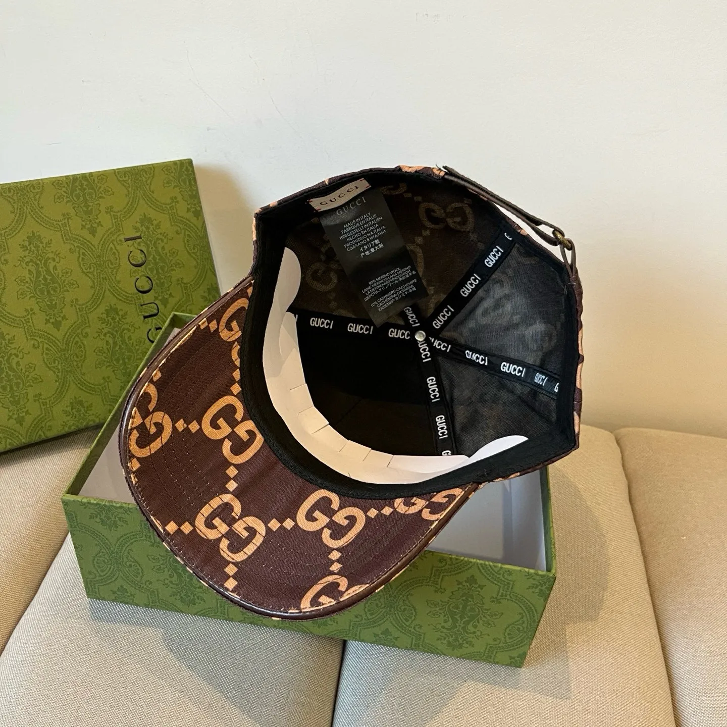 P60 Gucci Baseball Cap♥️GUCCI🧢New product from the official website, baseball cap, original quality, very popular 🔥🎩 The craftsmanship is very exquisite, high-end and classy! Low-key luxury, easy to carry! Running volume!