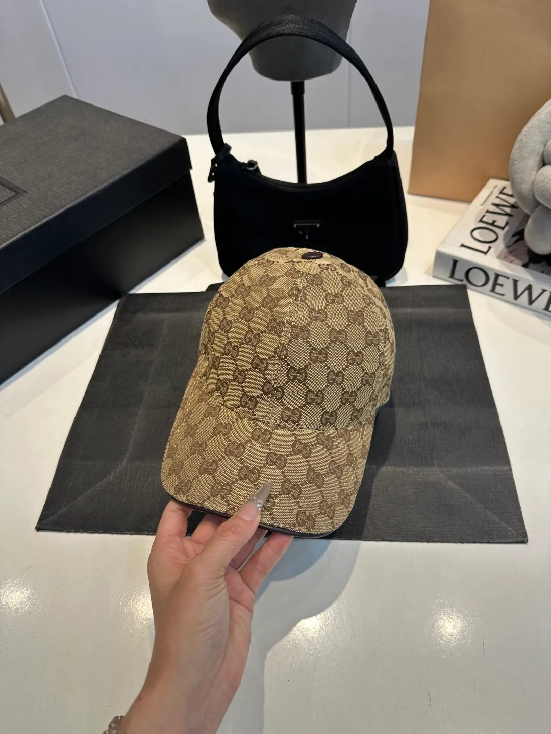 P90 Gucci (Gucci) new original baseball cap, metal small double G, the latest model at the counter, 1:1 mold opening and customization, genuine mold opening hardware, original canvas fabric + first layer of cowhide, original quality! The quality is great, the basic head circumference is 56cm, and the patch is adjustable.