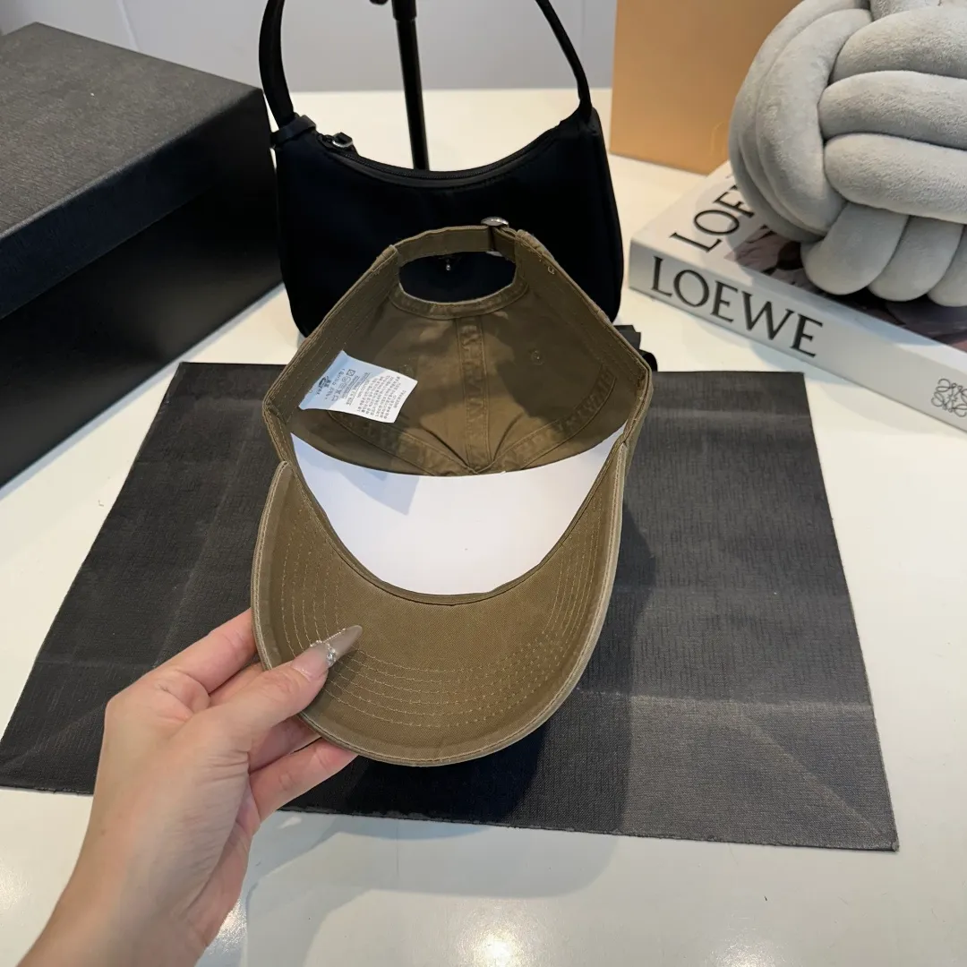 P60 Gucci Baseball Cap GUCCI official website new product, baseball cap, original quality is very popular. The craftsmanship is very exquisite, high-end and classy! Low-key luxury, easy to carry! Running volume!