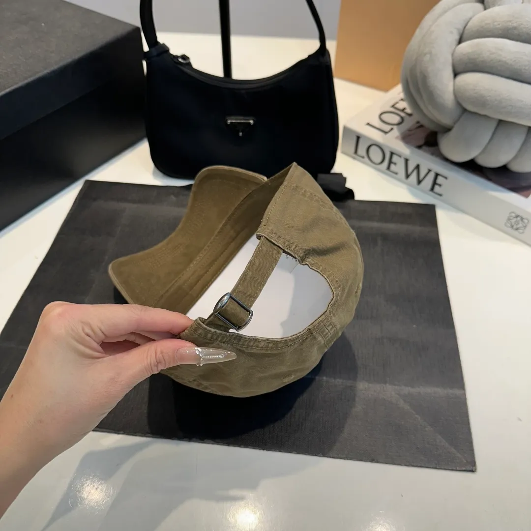 P60 Gucci Baseball Cap GUCCI official website new product, baseball cap, original quality is very popular. The craftsmanship is very exquisite, high-end and classy! Low-key luxury, easy to carry! Running volume!