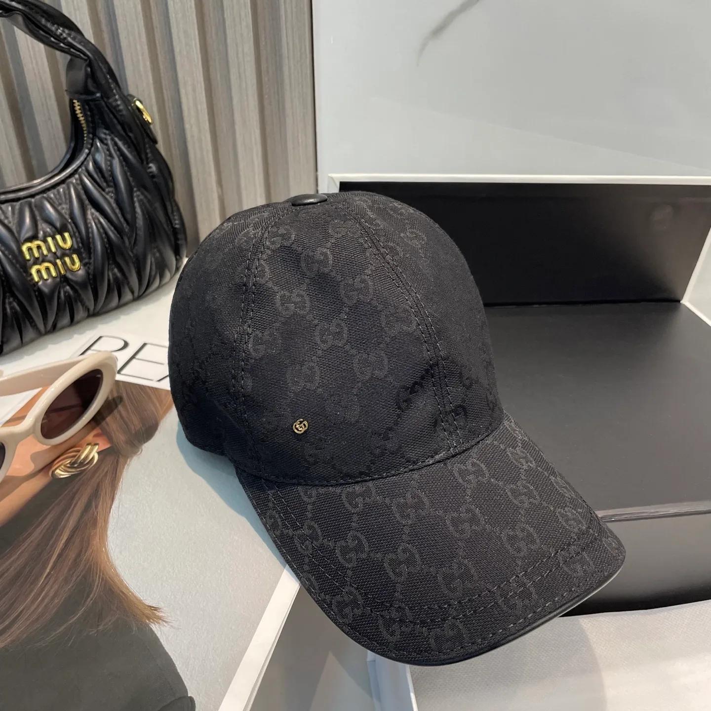 P96 Gucci's new original baseball cap, 1:1 mold opening and customization at the counter, original canvas fabric + first-layer cowhide, light and breathable! The basic head circumference is 56cm, and the patch is adjustable.