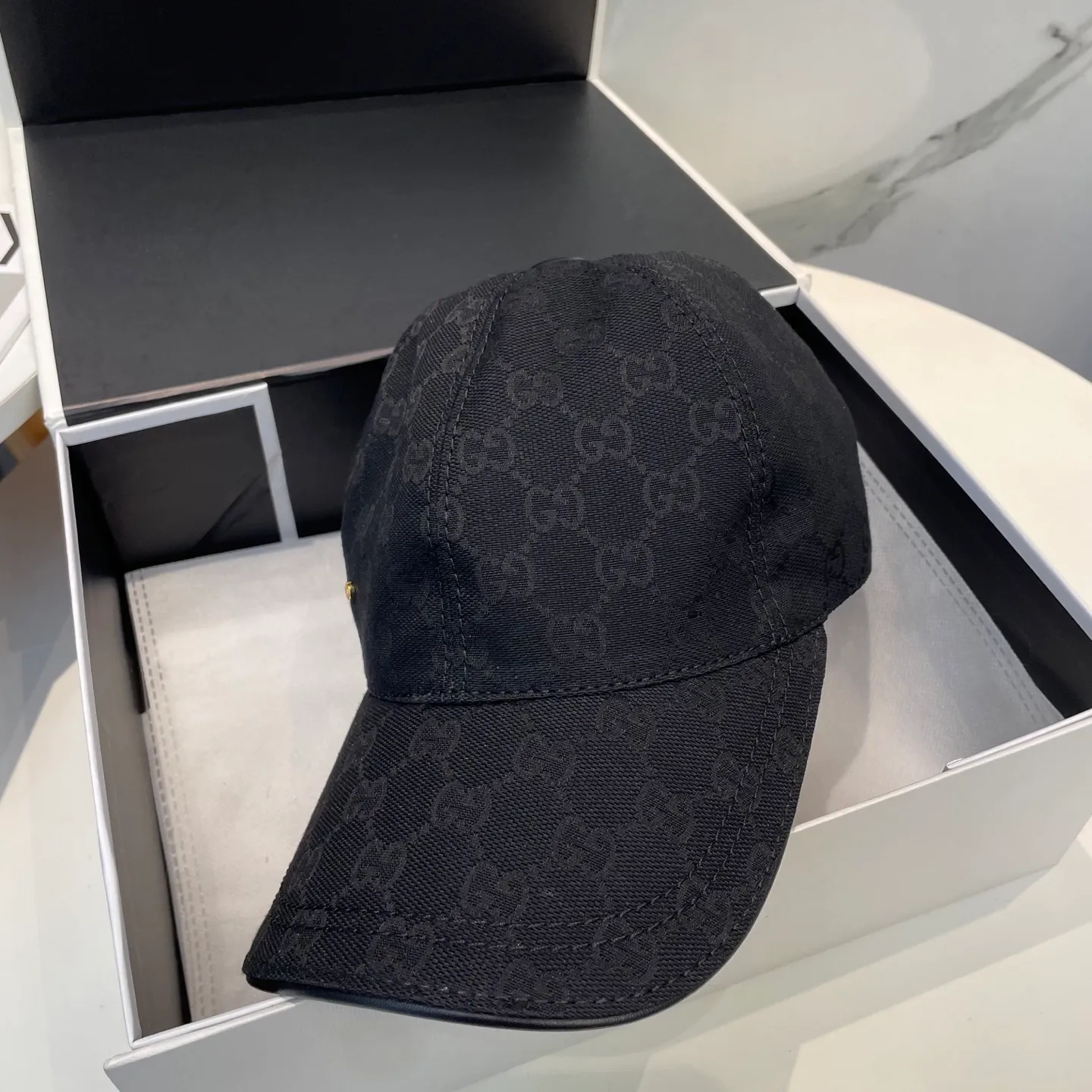 P96 Gucci's new original baseball cap, 1:1 mold opening and customization at the counter, original canvas fabric + first-layer cowhide, light and breathable! The basic head circumference is 56cm, and the patch is adjustable.