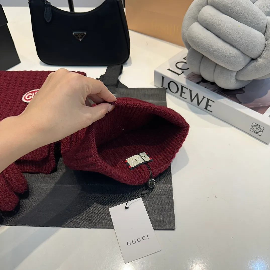P180 Gucci three-piece set👏rabbit wool + cashmere knitted scarf and hat set, warm and fashionable, comfortable and soft texture, versatile style💑unisex, couple style