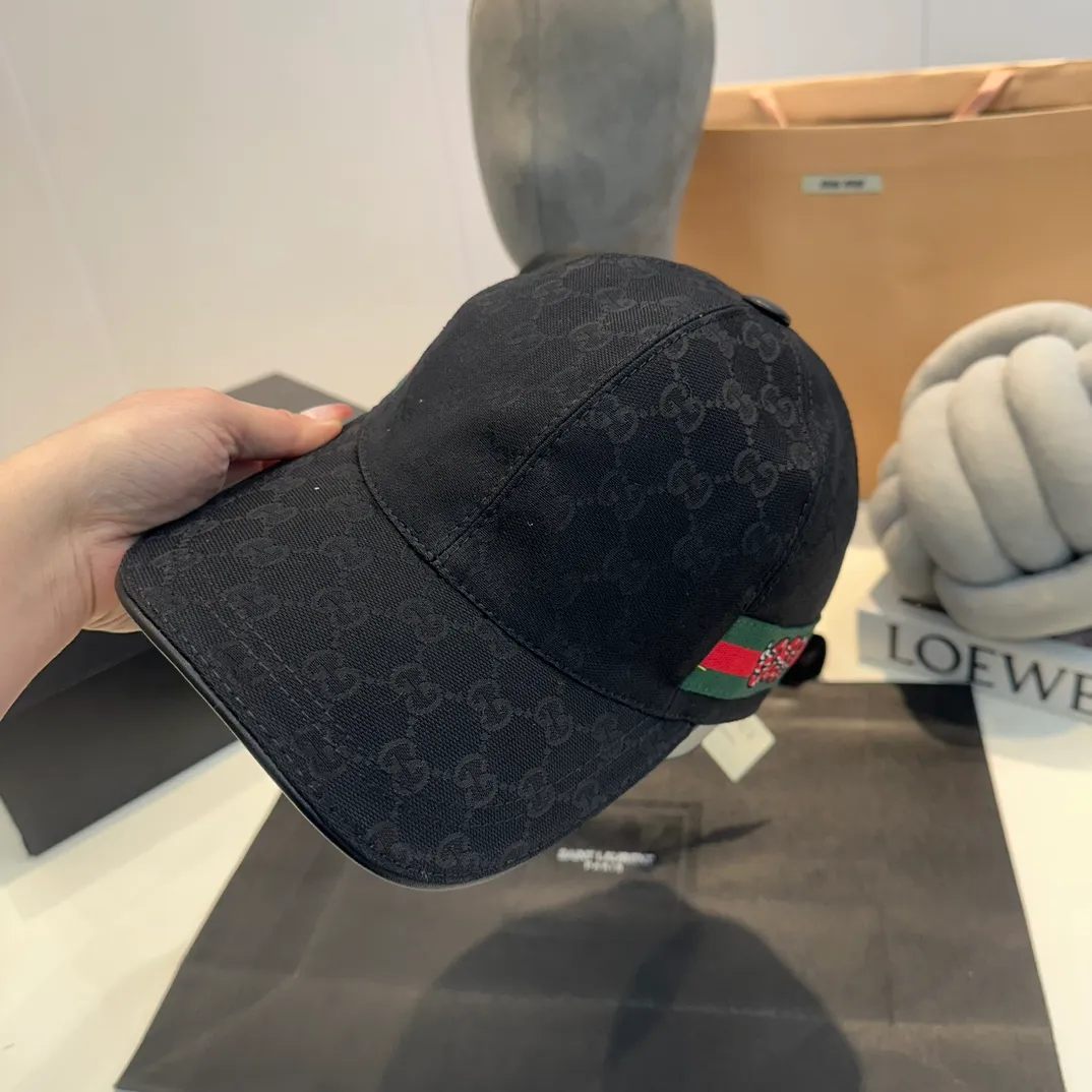 P900,000 classic model shipped! Gucci (Gucci) classic original baseball cap 😍😍Customized at the 1:1 counter mold, the highest version, original canvas + first-layer cowhide, light and breathable! Photographed in real life, suitable for men and women in all seasons, basic head circumference 56cm, adjustable patches.