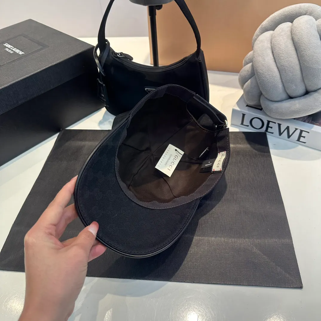 P900,000 classic model shipped! Gucci (Gucci) classic original baseball cap 😍😍Customized at the 1:1 counter mold, the highest version, original canvas + first-layer cowhide, light and breathable! Photographed in real life, suitable for men and women in all seasons, basic head circumference 56cm, adjustable patches.