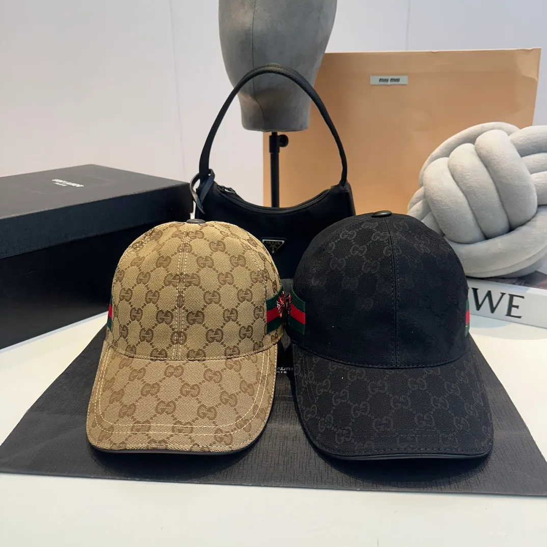 P900,000 classic model shipped! Gucci (Gucci) classic original baseball cap 😍😍Customized at the 1:1 counter mold, the highest version, original canvas + first-layer cowhide, light and breathable! Photographed in real life, suitable for men and women in all seasons, basic head circumference 56cm, adjustable patches.