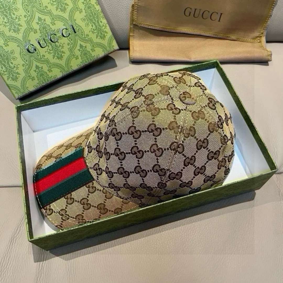 p90 new model shipped!   , Gucci (Gucci) latest original baseball cap, wide webbing. 1:1 mold opening and customization at the counter, the highest version, original canvas fabric + first-layer cowhide, light and breathable! Photographed in real life, suitable for men and women in all seasons, basic head circumference 56cm, adjustable patches.