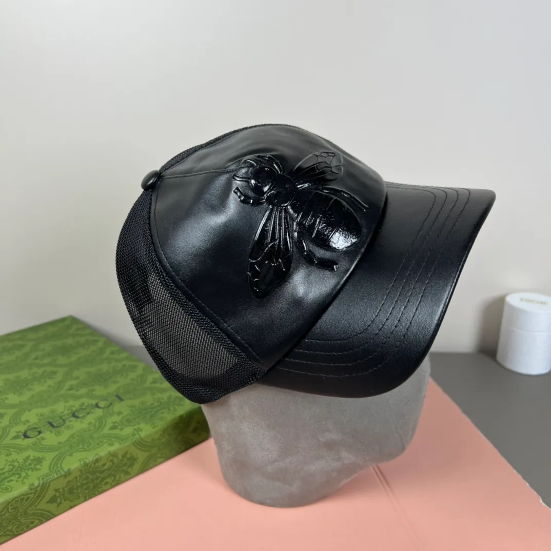 100💰Gucci (Gucci) new model original baseball cap, counter purchase quality 1:1 mold customization, genuine mold opening hardware, original canvas fabric + first-layer cowhide, original factory quality! The quality is great and the patch is adjustable. Accurate matching, perfect integration of details and craftsmanship!