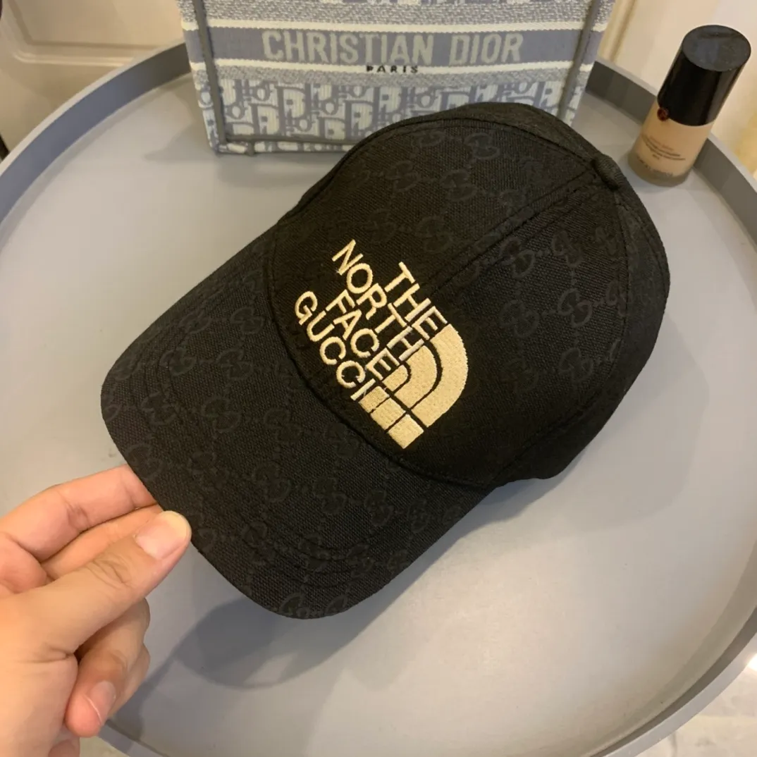 🉐70 The latest baseball cap co-branded by The North Face + Gucci! Today’s big hit, the two brands collide with each other to create a magical spark. The color is popular, super flattering to the skin tone, and versatile! A must-have for spring and summer travel! From the materials used to the workmanship to the embroidered labels, it is definitely not an ordinary product on the market. Exactly the same fabric as the original order, the same factory! So it’s better to choose us. It’s not something that small factories can compare to! Do you still need to go to the counter to buy something that is exactly the same as ours? It’s not easy to get this product! So you can see this hat, which is really a bonus! The craftsmanship of this hat in particular is perfect. The quality is evident at a glance, not a single extra thread! Really awesome! This is worth your purchase! Simple style, I have never worn such a comfortable hat! The grade is highlighted and the three-dimensional effect is strong! Hurry up and keep it for yourself!