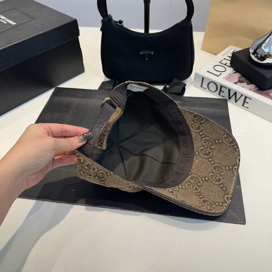 P900,000 classic model is shipped in new colors! Gucci (Gucci) classic original baseball cap 😍😍Customized at the 1:1 counter mold, the highest version, original canvas + first-layer cowhide, light and breathable! Photographed in real life, suitable for men and women in all seasons, basic head circumference 56cm, adjustable patches.